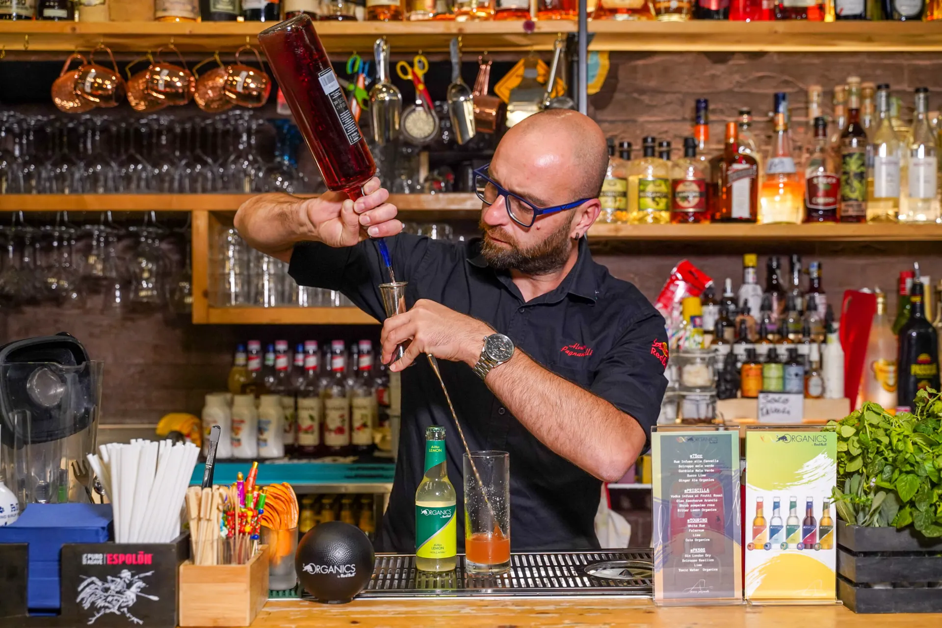 Alvaro Pagnanelli prepara un cocktail al banco della scuola
